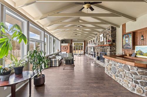 Salon - 696 Route 202 E., Hemmingford - Canton, QC - Indoor