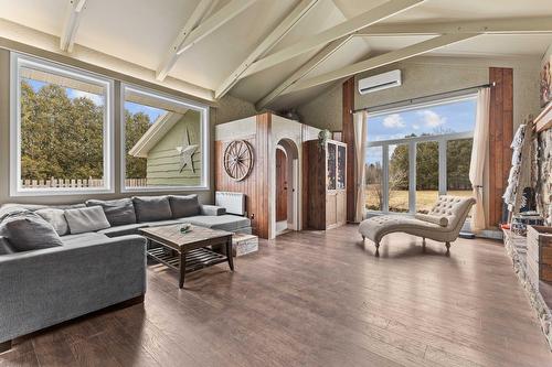 Salon - 696 Route 202 E., Hemmingford - Canton, QC - Indoor