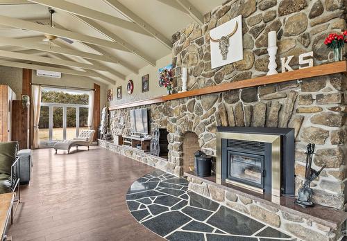 Salon - 696 Route 202 E., Hemmingford - Canton, QC - Indoor With Fireplace
