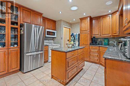 6398 Mountain Road, Niagara Falls (Stamford), ON - Indoor Photo Showing Kitchen