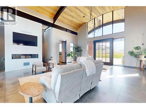 4275 Todd Road, Kelowna, BC - Indoor