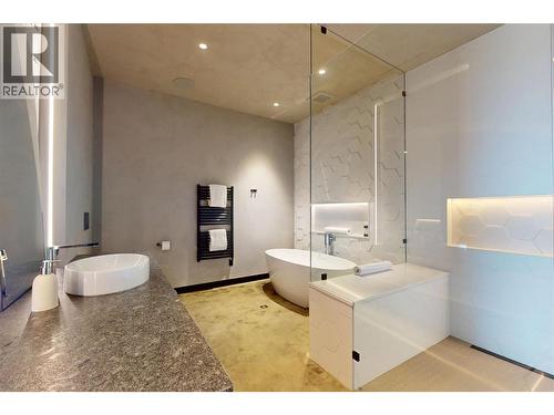 4275 Todd Road, Kelowna, BC - Indoor Photo Showing Bathroom