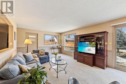 5200 Suncrest Road, Burlington, ON - Indoor Photo Showing Living Room