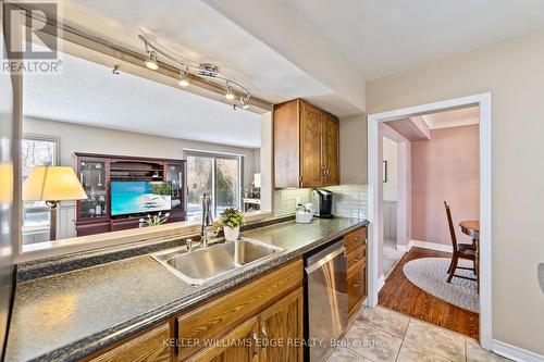 5200 Suncrest Road, Burlington, ON - Indoor Photo Showing Kitchen