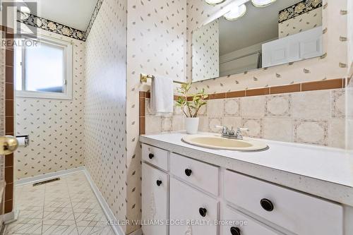 5200 Suncrest Road, Burlington, ON - Indoor Photo Showing Bathroom