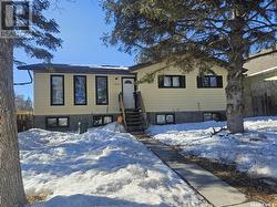 453 R AVENUE S  Saskatoon, SK S7M 2Z4