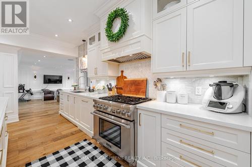 2126 Grange Drive, Mississauga, ON - Indoor Photo Showing Kitchen With Upgraded Kitchen