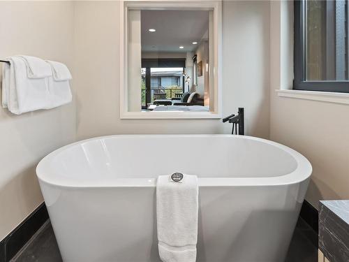 2202-596 Marine Dr, Ucluelet, BC - Indoor Photo Showing Bathroom