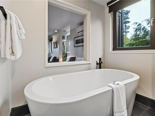 2202-596 Marine Dr, Ucluelet, BC - Indoor Photo Showing Bathroom