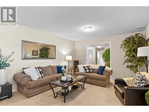 7115 Tronson Road, Vernon, BC - Indoor Photo Showing Living Room