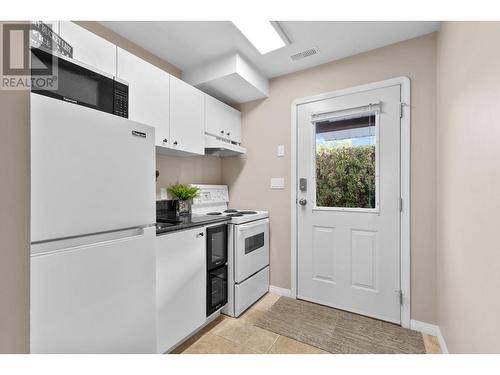 7115 Tronson Road, Vernon, BC - Indoor Photo Showing Kitchen