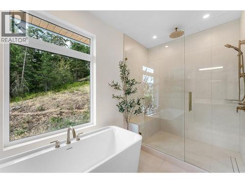 271 Chicopee Road Unit# 2, Vernon, BC - Indoor Photo Showing Bathroom