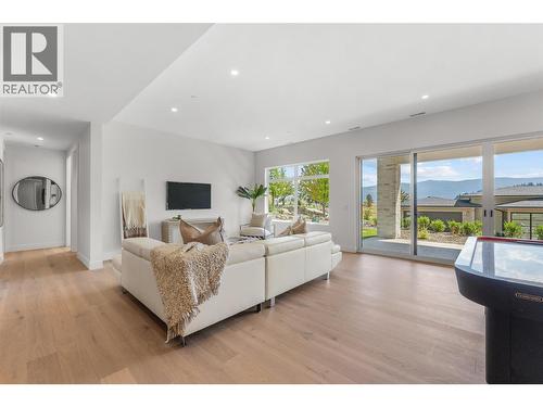 271 Chicopee Road Unit# 2, Vernon, BC - Indoor Photo Showing Living Room