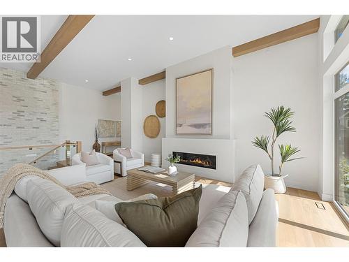 271 Chicopee Road Unit# 2, Vernon, BC - Indoor Photo Showing Living Room With Fireplace