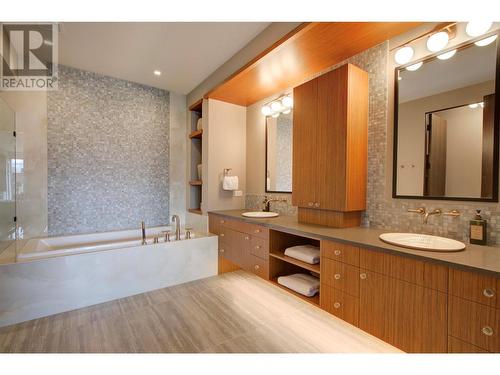 3745 West Bay Road Unit# 14, West Kelowna, BC - Indoor Photo Showing Bathroom