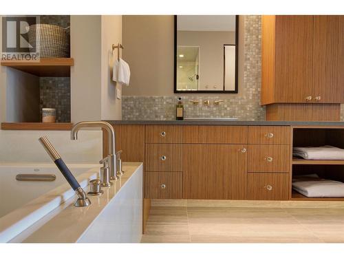 3745 West Bay Road Unit# 14, West Kelowna, BC - Indoor Photo Showing Bathroom