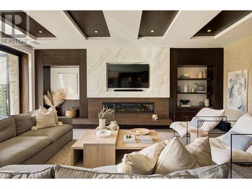 3745 West Bay Road Unit# 14, West Kelowna, BC - Indoor Photo Showing Living Room With Fireplace