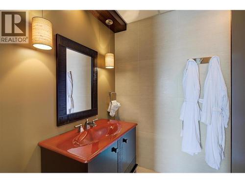 Upper level bedroom 1 ensuite - 901 Westside Road S Unit# 6, West Kelowna, BC - Indoor Photo Showing Bathroom