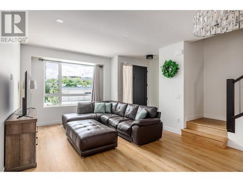 2825 Richter Street Unit# 2, Kelowna, BC - Indoor Photo Showing Living Room