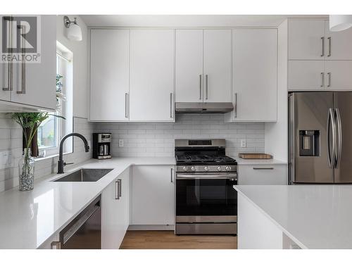 2825 Richter Street Unit# 2, Kelowna, BC - Indoor Photo Showing Kitchen With Upgraded Kitchen