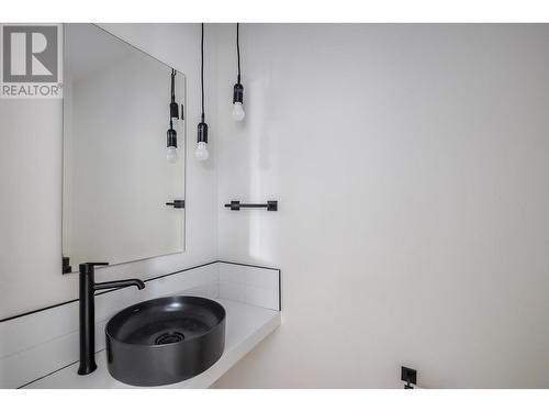 2825 Richter Street Unit# 2, Kelowna, BC - Indoor Photo Showing Laundry Room