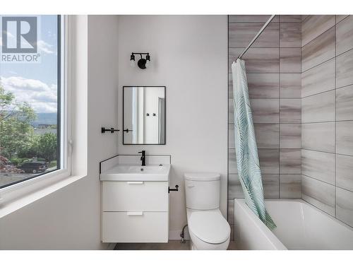 2825 Richter Street Unit# 2, Kelowna, BC - Indoor Photo Showing Bathroom