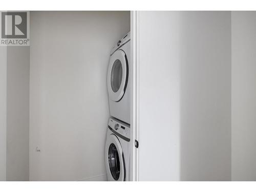 2825 Richter Street Unit# 2, Kelowna, BC - Indoor Photo Showing Laundry Room