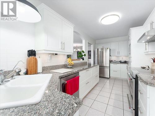 12C 328 Taylor Way, West Vancouver, BC - Indoor Photo Showing Kitchen