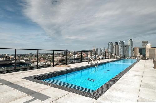 Pool - 1010-101 Rue Peel, Montréal (Le Sud-Ouest), QC - Outdoor With In Ground Pool With View