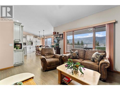 4711 16 Street Ne, Salmon Arm, BC - Indoor Photo Showing Living Room