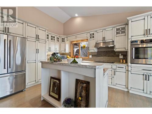 4711 16 Street Ne, Salmon Arm, BC - Indoor Photo Showing Kitchen