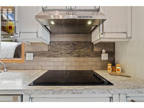 4711 16 Street Ne, Salmon Arm, BC - Indoor Photo Showing Kitchen