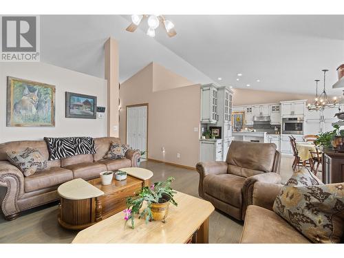 4711 16 Street Ne, Salmon Arm, BC - Indoor Photo Showing Living Room