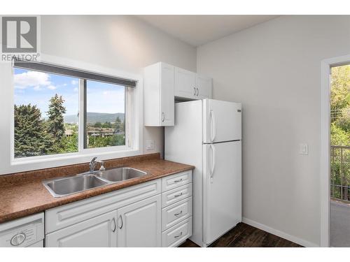 778 Rutland Road N Unit# 413, Kelowna, BC - Indoor Photo Showing Kitchen With Double Sink