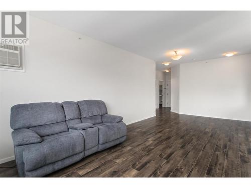 778 Rutland Road N Unit# 413, Kelowna, BC - Indoor Photo Showing Living Room