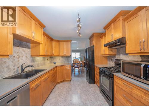 1001 30 Avenue Unit# 30, Vernon, BC - Indoor Photo Showing Kitchen With Double Sink