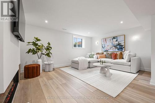27 Halls Drive, Centre Wellington (Elora/Salem), ON - Indoor Photo Showing Living Room
