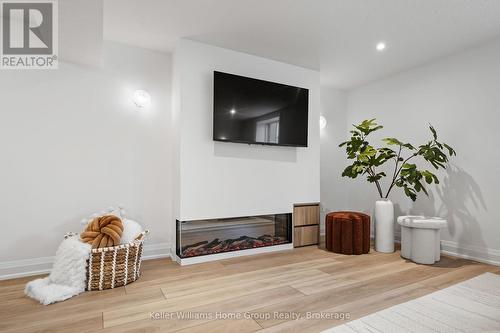 27 Halls Drive, Centre Wellington (Elora/Salem), ON - Indoor