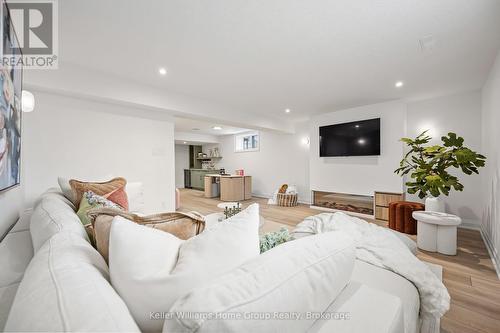27 Halls Drive, Centre Wellington (Elora/Salem), ON - Indoor Photo Showing Living Room