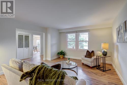 1252 Lakeview Drive, Oakville, ON - Indoor Photo Showing Living Room