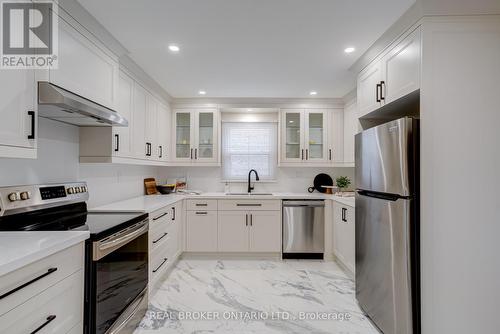 1252 Lakeview Drive, Oakville, ON - Indoor Photo Showing Kitchen With Upgraded Kitchen