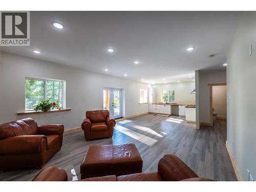 8774 6 Highway, Salmo, BC - Indoor Photo Showing Living Room