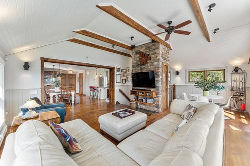 Salon - 1573 Ch. Jordan, Dunham, QC - Indoor Photo Showing Living Room