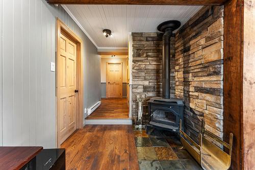 Salon - 1573 Ch. Jordan, Dunham, QC - Indoor Photo Showing Other Room With Fireplace