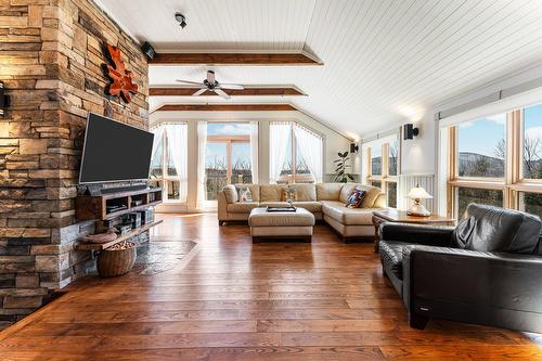 Salon - 1573 Ch. Jordan, Dunham, QC - Indoor Photo Showing Living Room