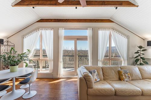 Salon - 1573 Ch. Jordan, Dunham, QC - Indoor Photo Showing Living Room