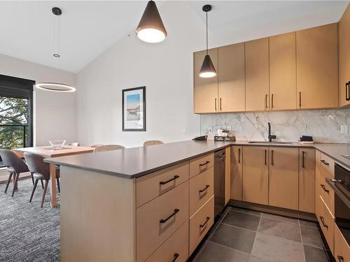 402-596 Marine Dr, Ucluelet, BC - Indoor Photo Showing Kitchen