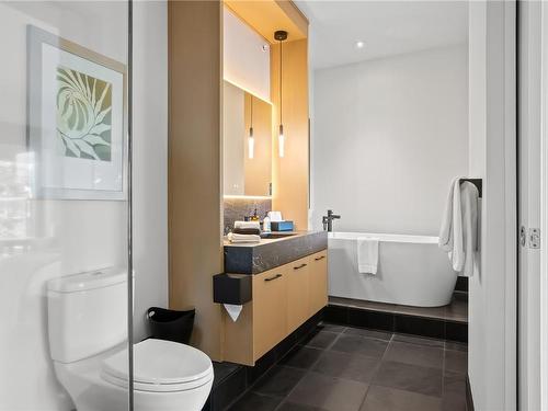 402-596 Marine Dr, Ucluelet, BC - Indoor Photo Showing Bathroom