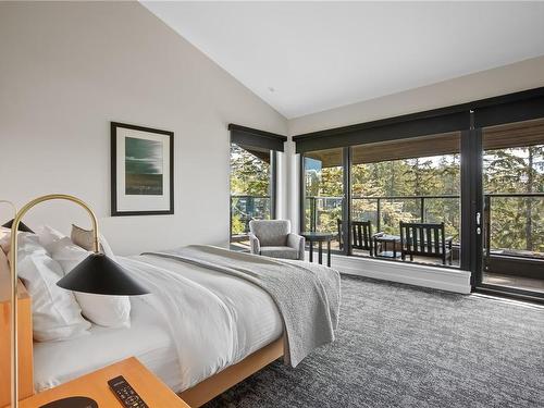 402-596 Marine Dr, Ucluelet, BC - Indoor Photo Showing Bedroom