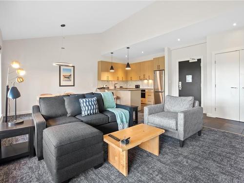 402-596 Marine Dr, Ucluelet, BC - Indoor Photo Showing Living Room